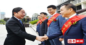 董事長李春波進(jìn)京受獎，市委書記、市長歡送！