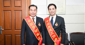 勞動光榮！勞?？删?！<br/>縣領(lǐng)導(dǎo)接見赴京回新全國勞動模范和先進(jìn)工作者