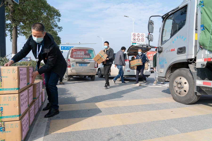 1639614050463713GqtM.jpg 抗疫物資裝車-駱四君攝.jpg