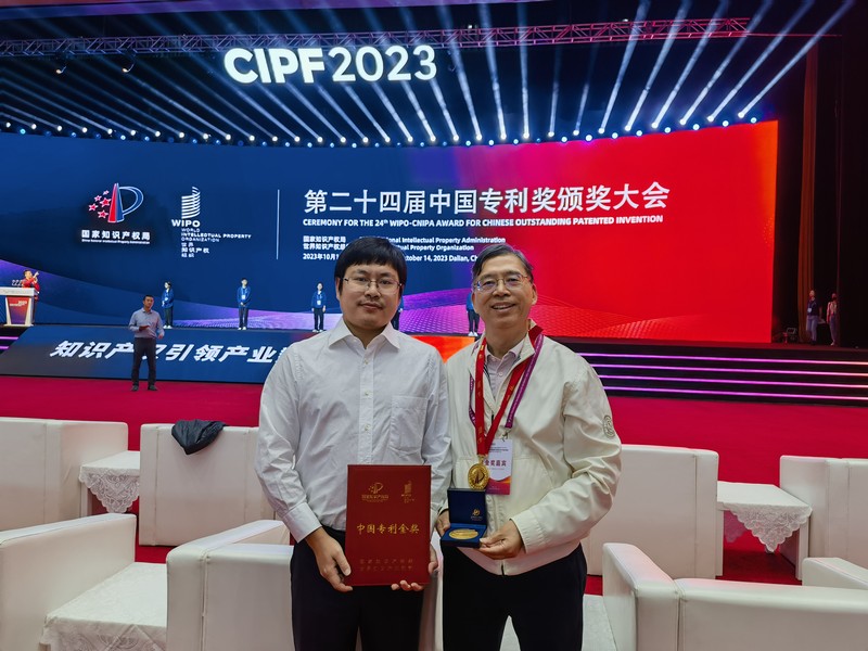 1697438241251645ZQyS.jpg 會后小李總和第一發明人謝教授合影-攝影陳靜.jpg